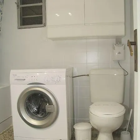 Center Vintage 2br Apt. With Valet Parking *